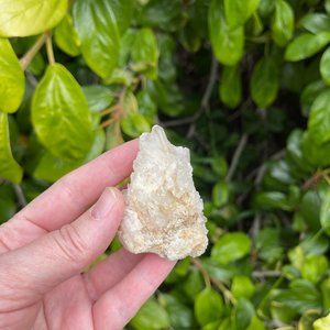 RAW CRYSTAL QUARTZ POINT CLUSTER GEMSTONE ON MATRIX . NATURAL CRYSTAL